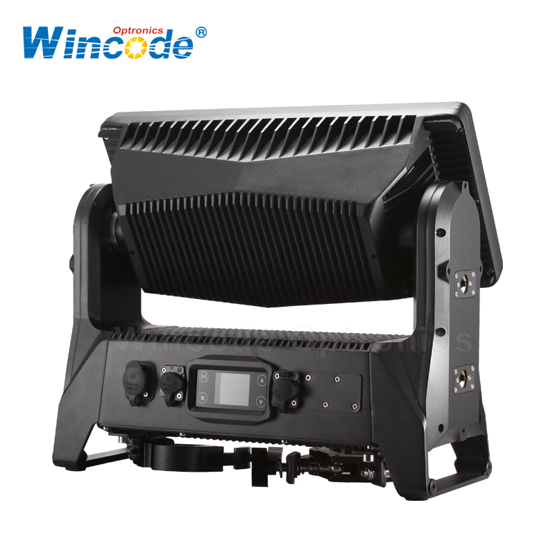 Stroboscope mobile LED ThunderStrike IP65 | Luminaire étanche RVB + blanc haute luminosité 1 500 W, prêt pour la tournée