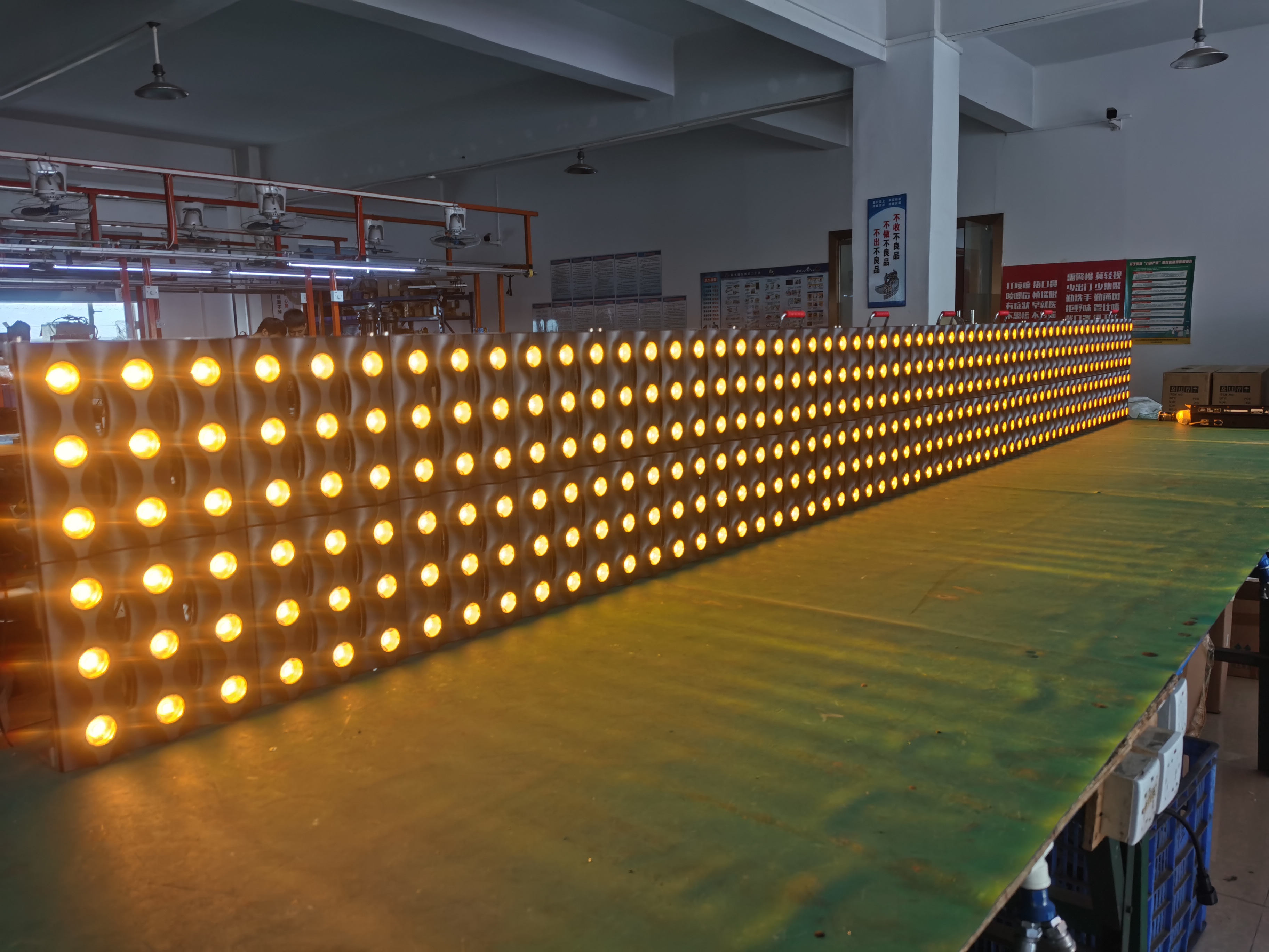 Wincode Optronics Lumi&egrave;re LED Golden Matrix Blinder